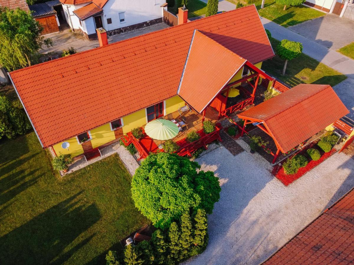 Sara-Lux Apartman Nyarliget Buitenkant foto