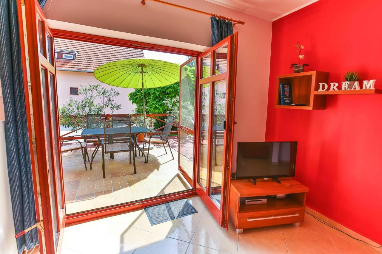 Sara-Lux Apartman Nyarliget Buitenkant foto